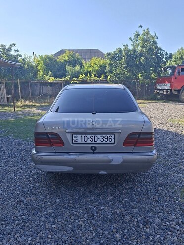 Mercedes E 230-13