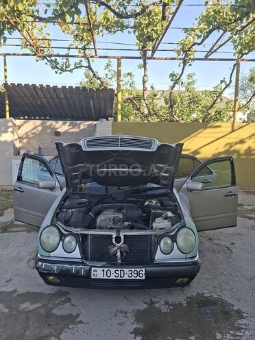 Mercedes E 230-1