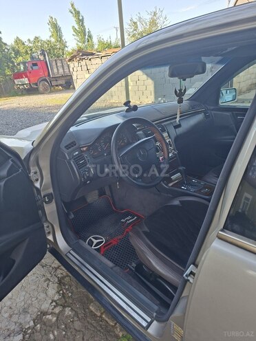 Mercedes E 230-5