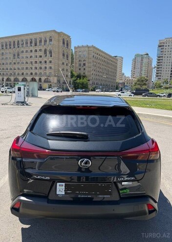 Lexus UX 300h-3