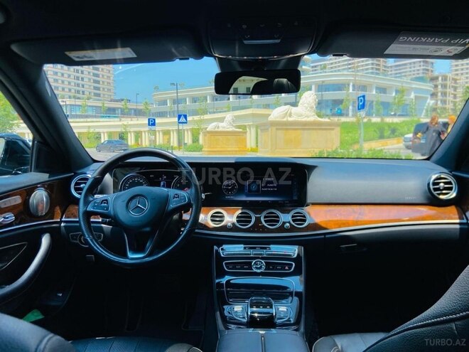 Mercedes E 300 4MATIC-3