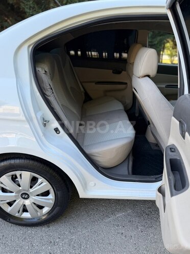 Hyundai Accent-17