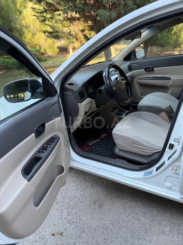 Hyundai Accent-12