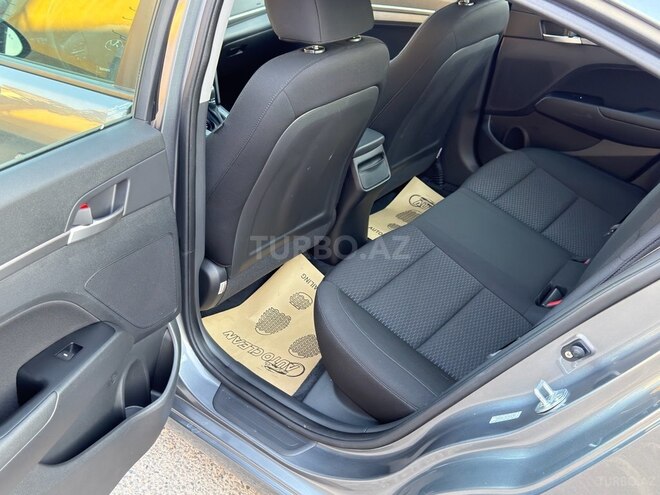 Hyundai Elantra-10