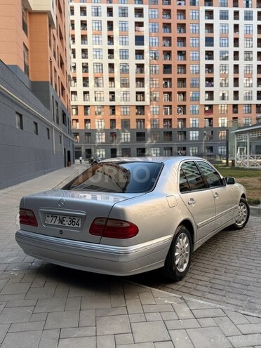 Mercedes E 200-11