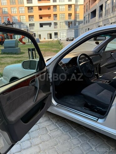 Mercedes E 200-13
