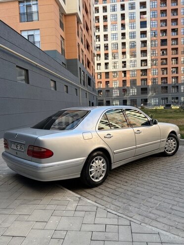 Mercedes E 200-10