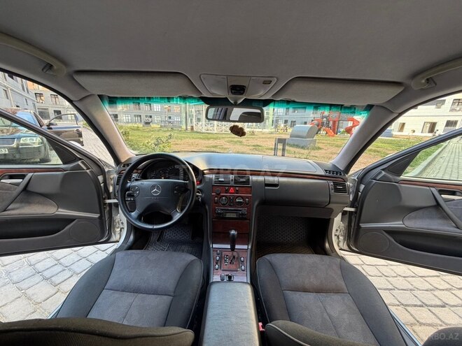 Mercedes E 200-19