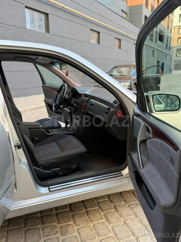 Mercedes E 200-17