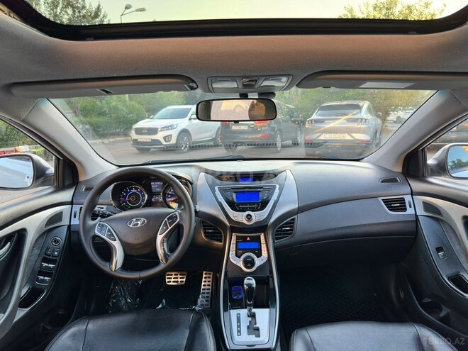 Hyundai Elantra-13