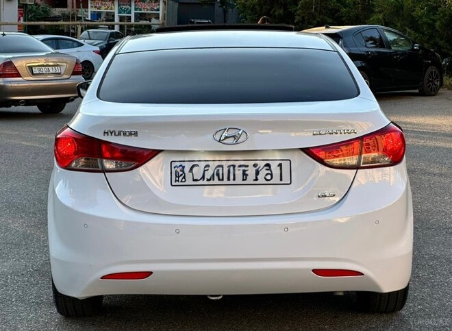Hyundai Elantra-12