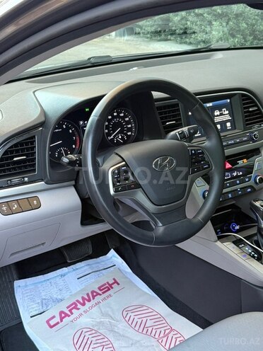 Hyundai Elantra-12