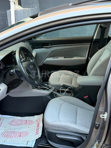 Hyundai Elantra-14