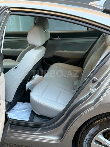 Hyundai Elantra-16