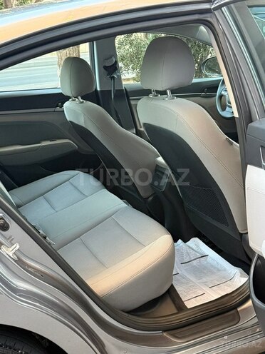 Hyundai Elantra-17