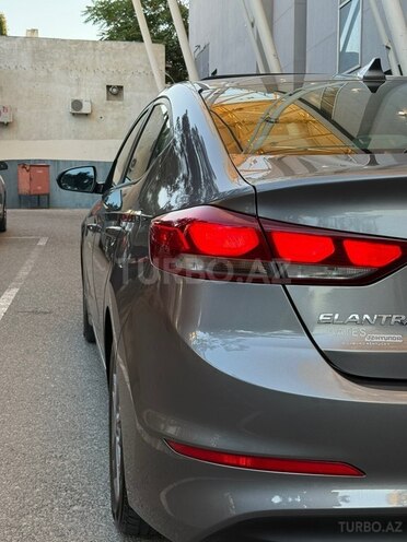 Hyundai Elantra-11