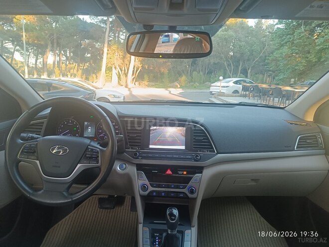 Hyundai Elantra-14