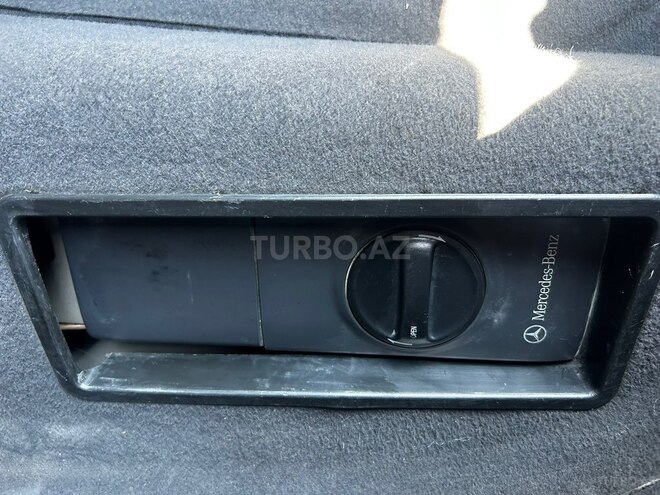 Mercedes E 320-13