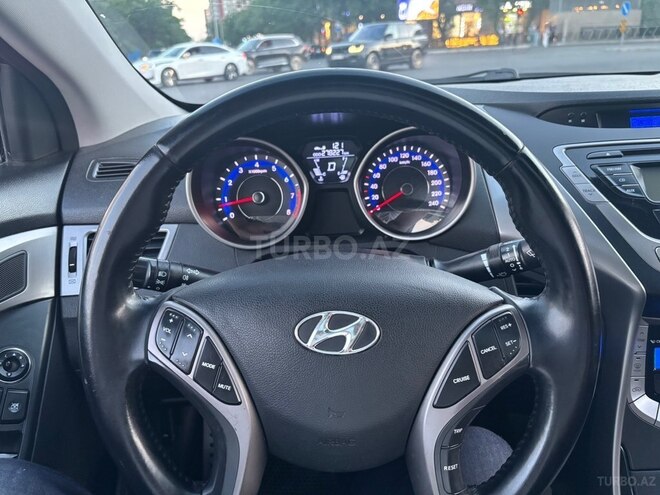 Hyundai Elantra-13
