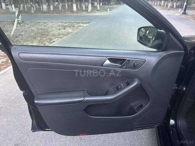 Volkswagen Jetta-13