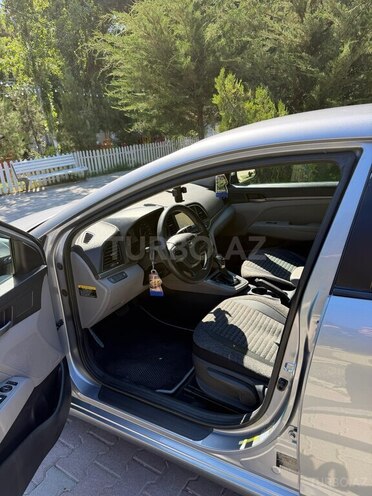 Hyundai Elantra-7