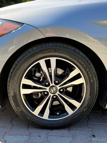 Hyundai Elantra-6
