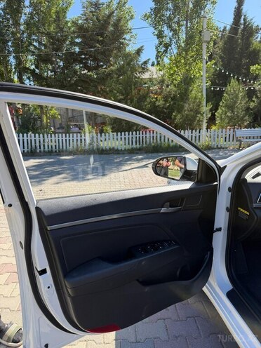 Hyundai Elantra-8