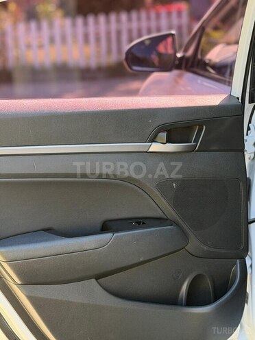Hyundai Elantra-11