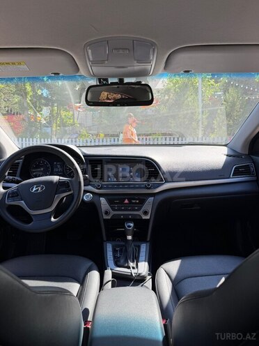 Hyundai Elantra-12