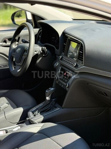 Hyundai Elantra-13