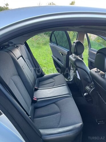 Mercedes E 220-11