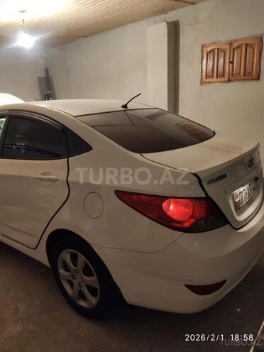Hyundai Accent-2