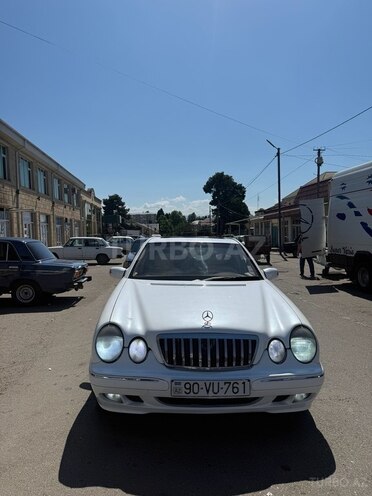 Mercedes E 240-1