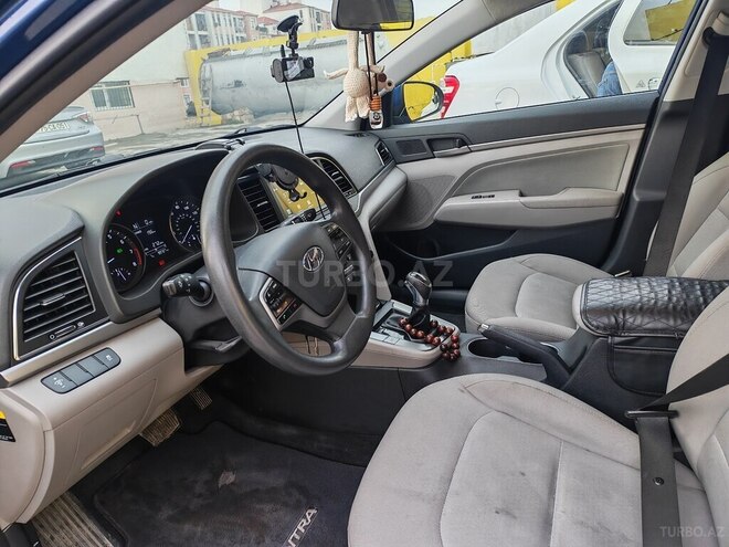 Hyundai Elantra-13