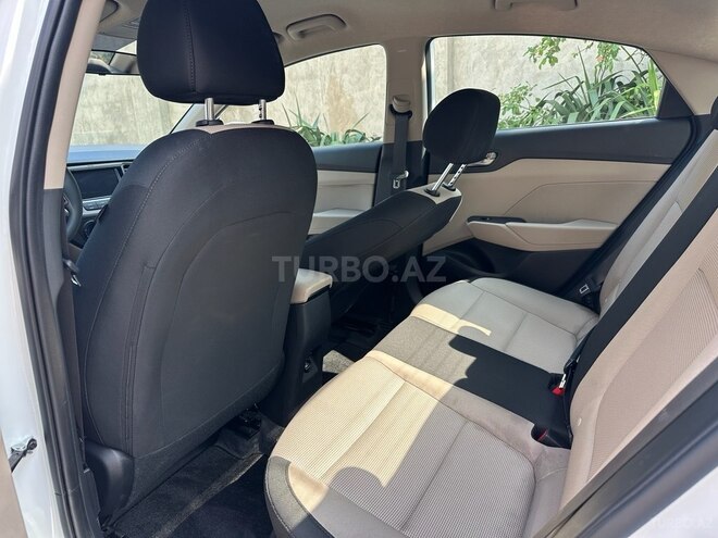 Hyundai Accent-12