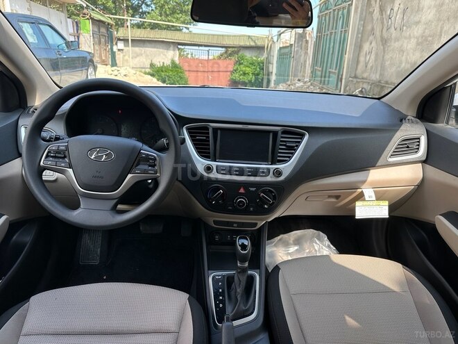 Hyundai Accent-11