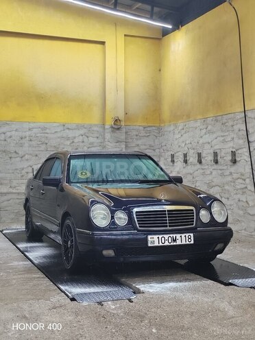Mercedes E 240-1