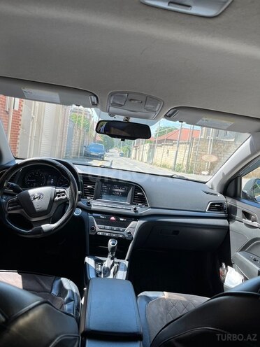 Hyundai Elantra-13