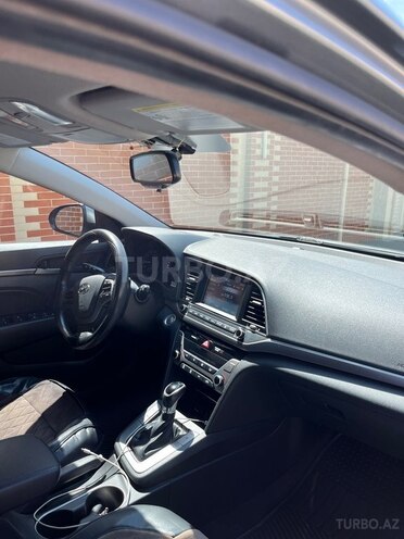 Hyundai Elantra-12