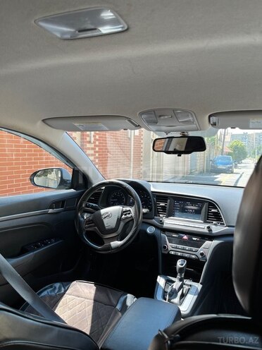 Hyundai Elantra-11
