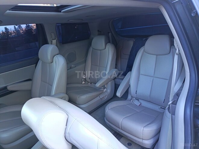 Kia Carnival-17