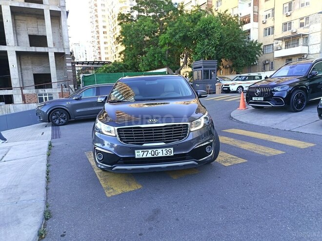 Kia Carnival-1