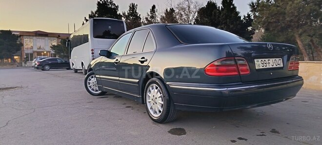 Mercedes E 270-3