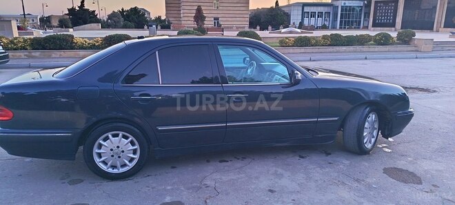 Mercedes E 270-9