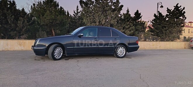 Mercedes E 270-2