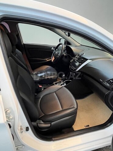 Hyundai Accent-7