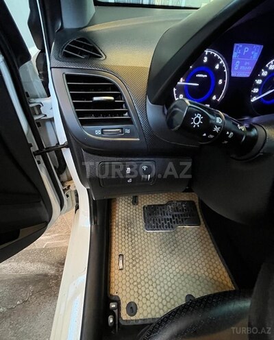 Hyundai Accent-12