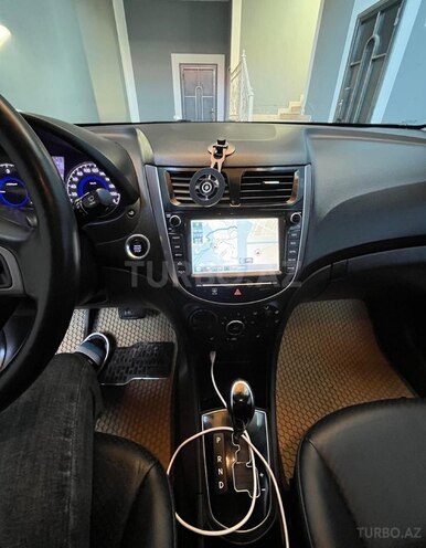 Hyundai Accent-11