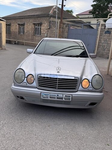Mercedes E 240-1