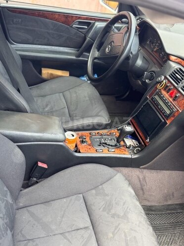 Mercedes E 240-5